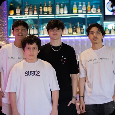 Jovens lendo um livro e discutindo sobre.