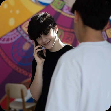 Foto de uma pessoa segurando um livro aberto.