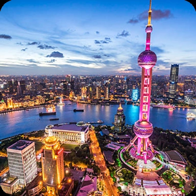 Grupo de jovens olhando para um notebook e discutindo sobre.